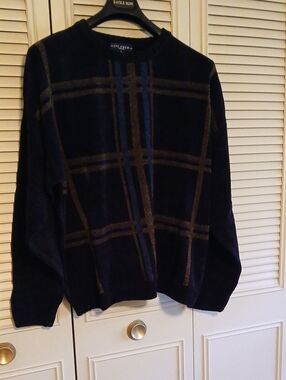IVY CREW Black Plaid Crewneck - Classic Men’s Sweater